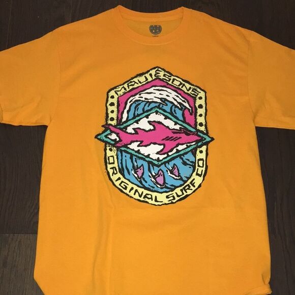 New Gold Maui & Sons Raised Print Shark Surf Beach surfer t shirt L mens NWOT - Picture 1 of 3